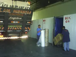 Equipe em operação no guarda-móveis